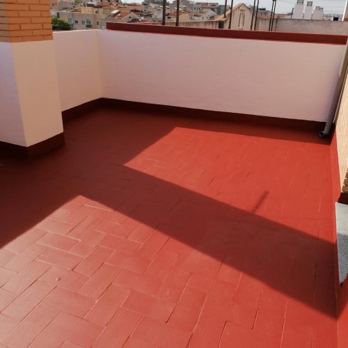 Terraza impermeabilizada con acabado continuo de color rojo