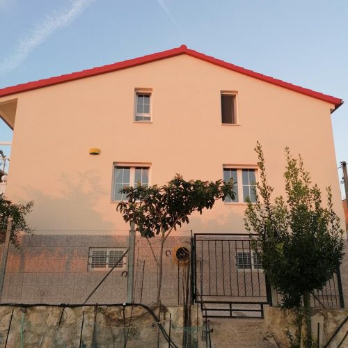 Casa unifamiliar con la fachada pintada tras su rehabilitación