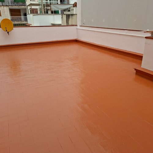 Terraza impermeabilizada con membrana continua en color teja