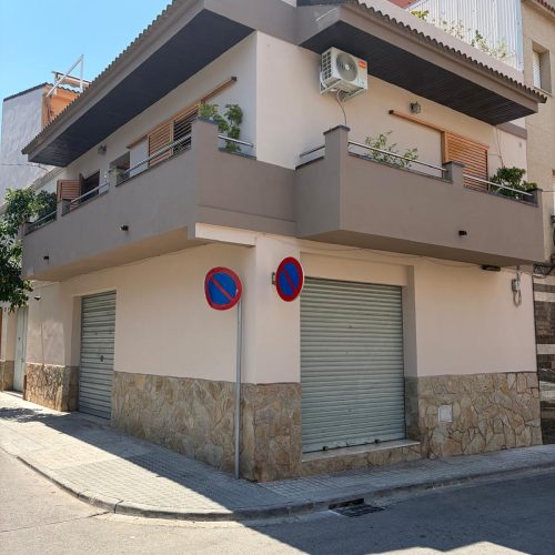 Edificio con local comercial en planta baja tras rehabilitar la fachada