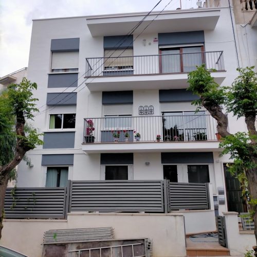 Fachada rehabilitada de un edificio de viviendas con balcones