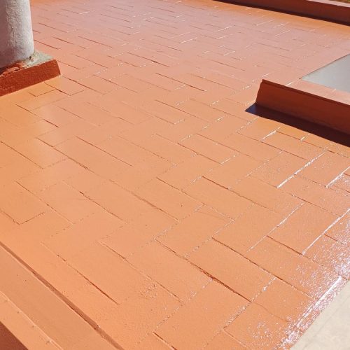 Aplicación de impermeabilización sobre el pavimento de una terraza
