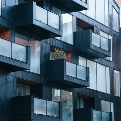 contemporaneo-edificio-negro-exterior-balcones contemporaneo-edificio-negro-exterior-balcones